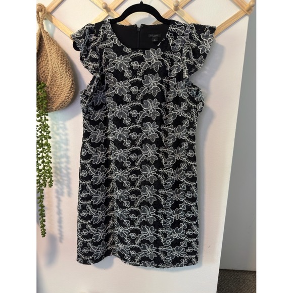 Ann Taylor Dresses & Skirts - Ann Taylor Floral Embroidered Shift Dress Lace‎ 4P Black White